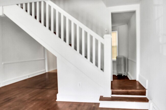 Building Photo - BEAUTIFULLY RENOVATED Home!