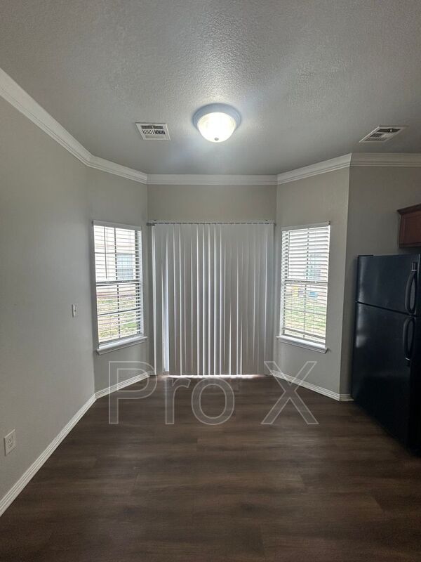 Foto del edificio - 2670 N Valencia Ave