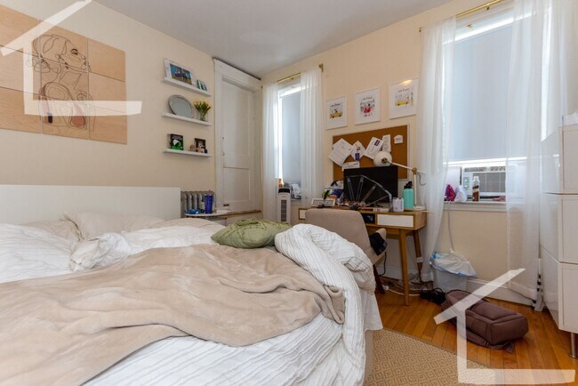 Foto del edificio - BU West Egmont and St Paul St Listings are Here for 9.1   3 Bed 2 Bath HURRY :-) NO FEE