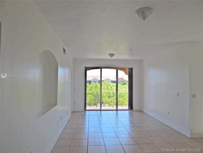 Foto del edificio - 6670 NW 114th Ave