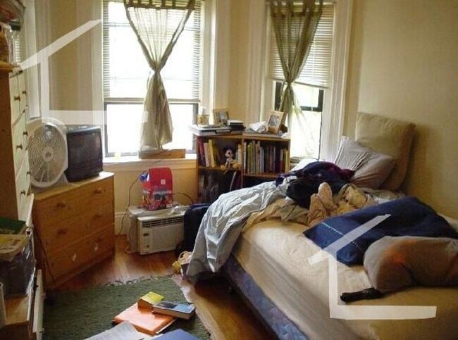 Foto del edificio - 3Br/1Bth in GREAT location! Walking distance to Green Line. Heat/Hot Water included!