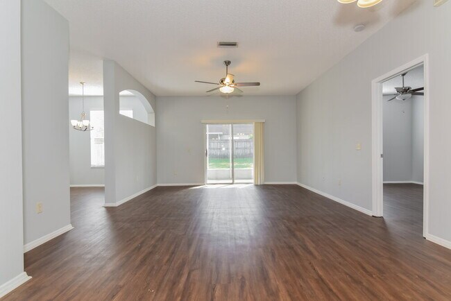 Foto del edificio - 327 Sand Ridge Dr