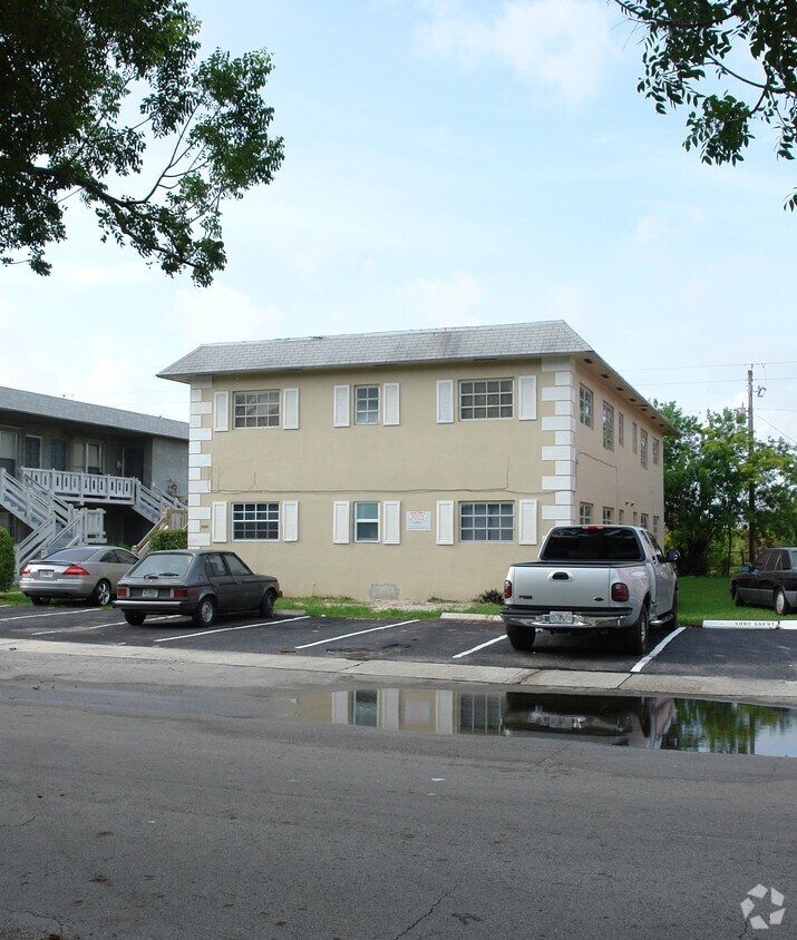 Foto del edificio - 5880 NW 16th Pl