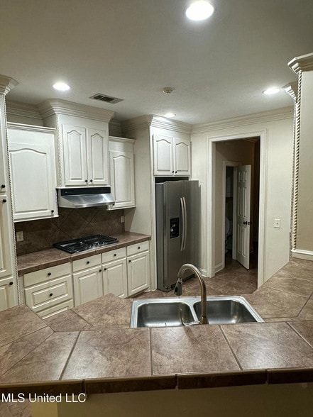 Building Photo - 121 Hallmark Pl