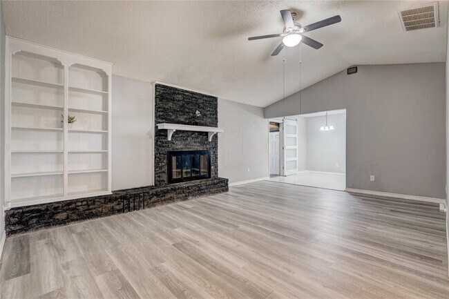 Building Photo - 9913 S Klein Ave