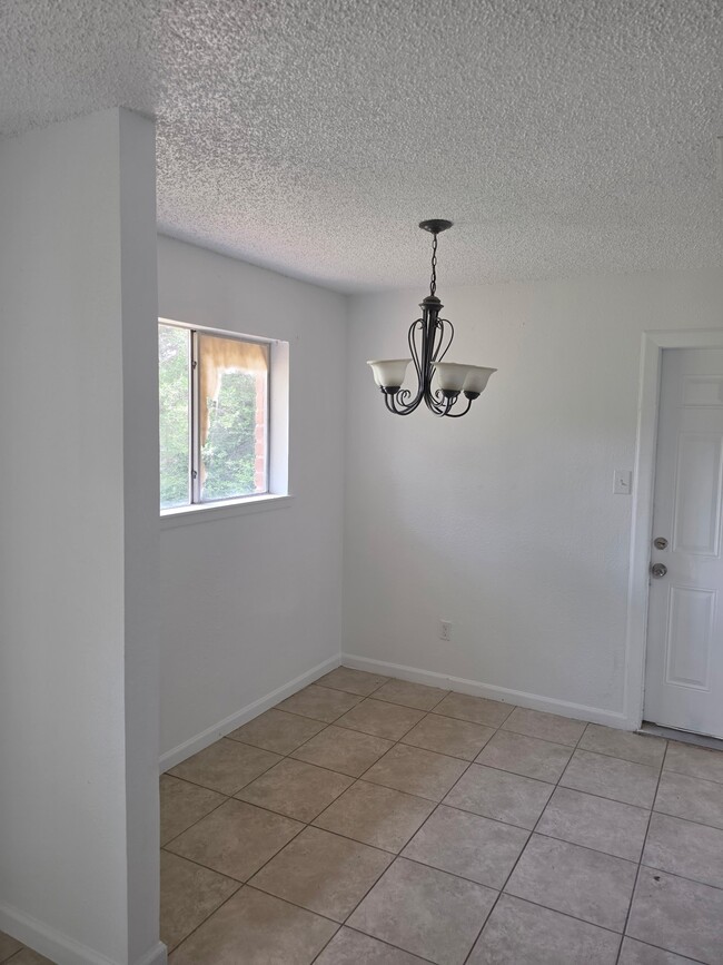 Building Photo - 11002 Clear Fork Dr