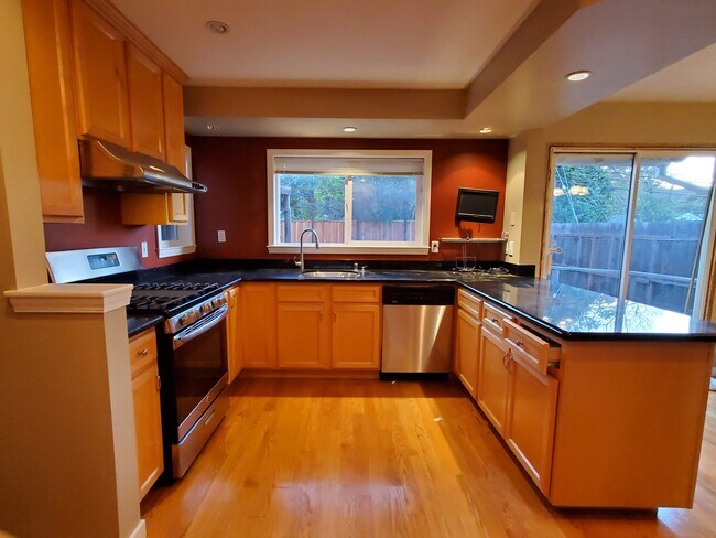 Building Photo - 1108 Hawthorne Dr
