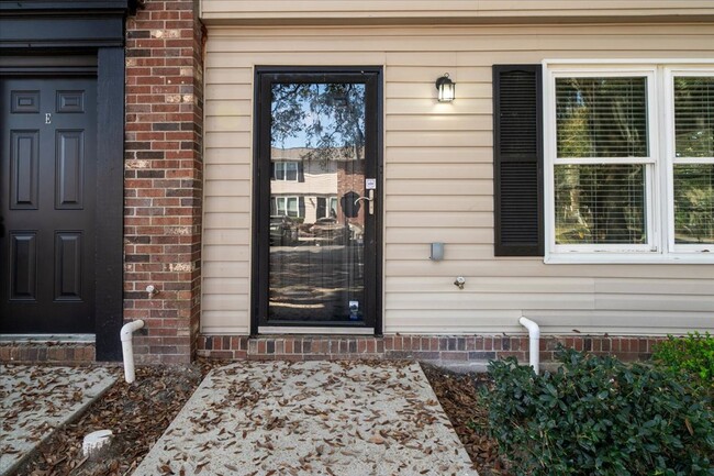 Building Photo - Updated Townhouse West Ashley