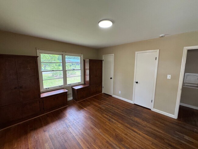 Foto del edificio - 4 Bed 1 Bath House