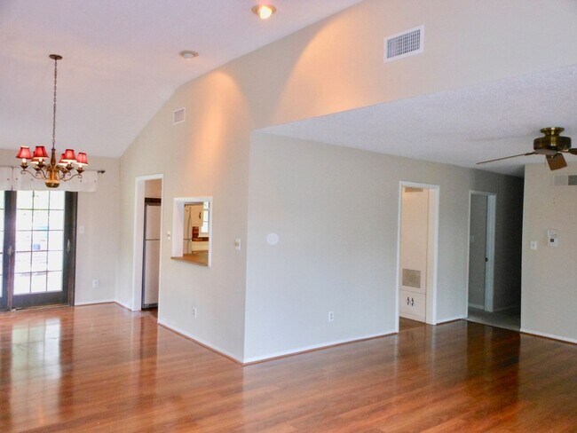 Building Photo - FOR RENT: Charming Single Level House, Pri...
