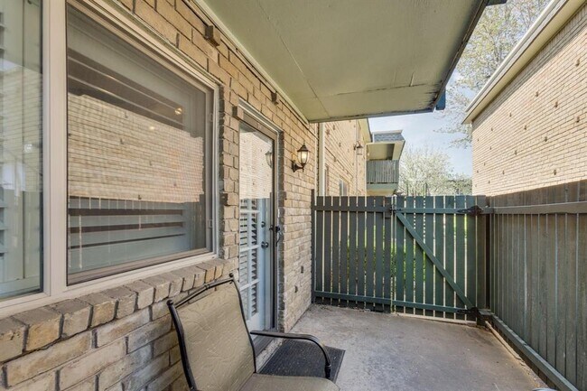 Building Photo - 7731 Meadow Park Dr