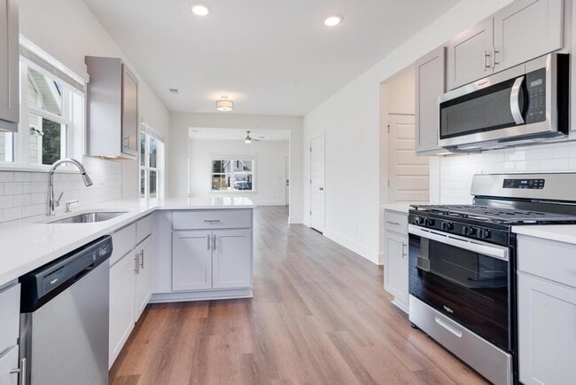 Building Photo - Primary Suite on main level plus Bonus Lof...