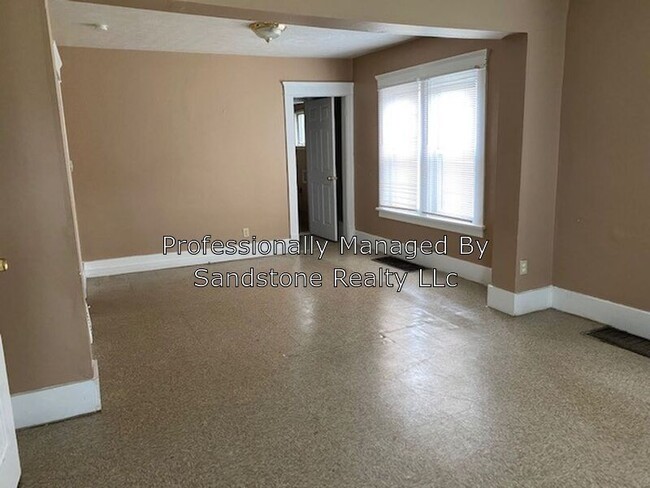 Building Photo - 5 Bedroom Home