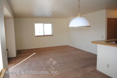Building Photo - 655 4th St NE