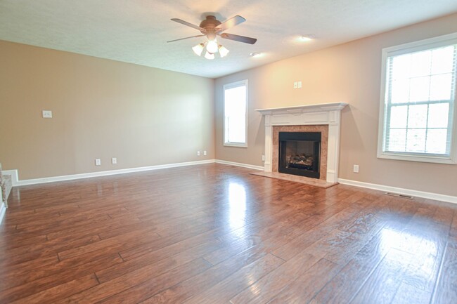 Building Photo - Three Bedroom in Fox Crossing!