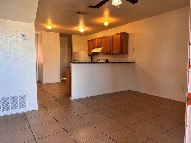Foto del edificio - 1102 Leslie Cir