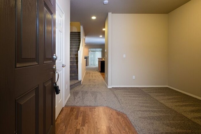 Building Photo - Beautiful Double Master Townhome