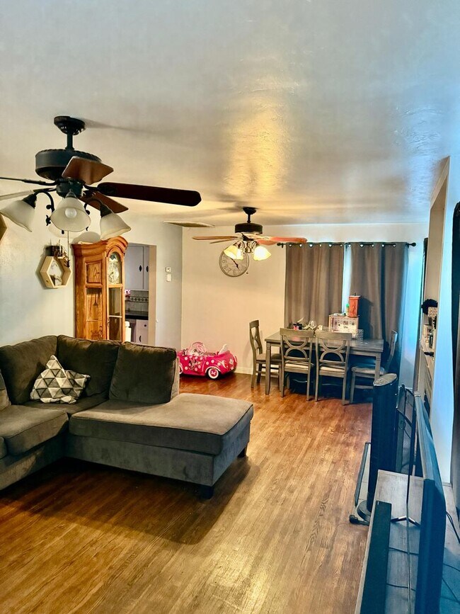 Foto del edificio - Explore this attractive property in Bakersfield, featuring 3-bedroom and 1.75 -bathrooms - Availa...