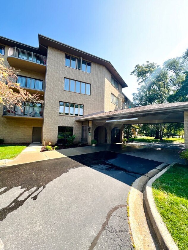 Primary Photo - Lake Villa 4040- PLACEMENT