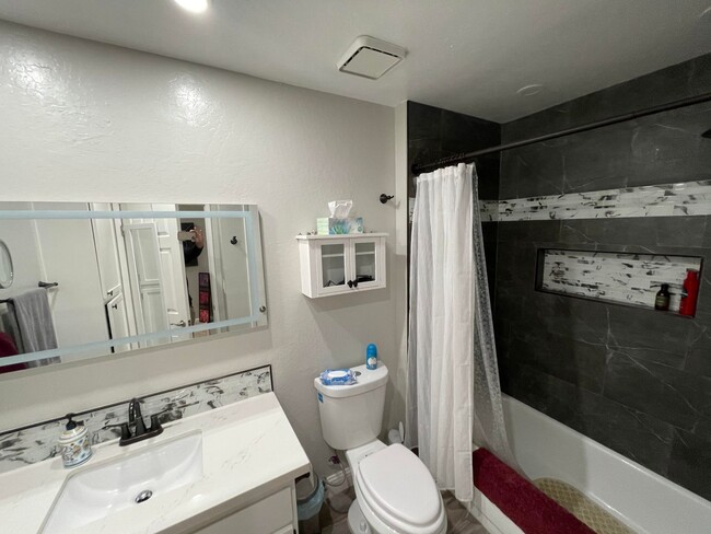 Foto del edificio - 2 Bed 1.5 Bath Townhome In Martinez