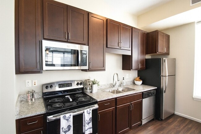 Building Photo - Oaks of Shorewood Apartments