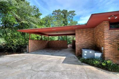 Building Photo - Charming home in great neighborhood with p...