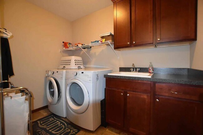 Building Photo - 12414 Alamo St NE