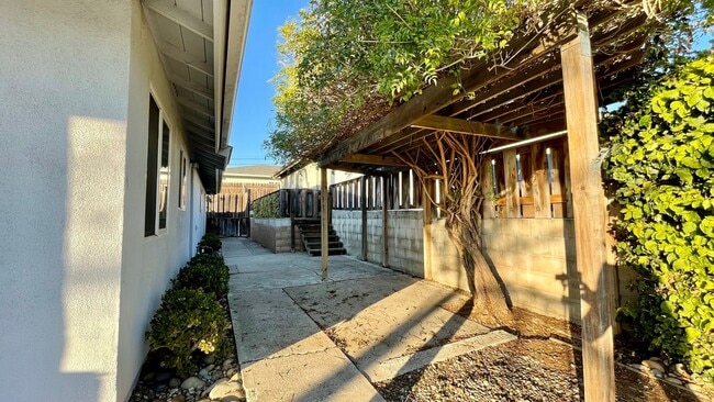 Building Photo - Stand-Alone 2 Bedroom Beach House, Single-Level with Garage