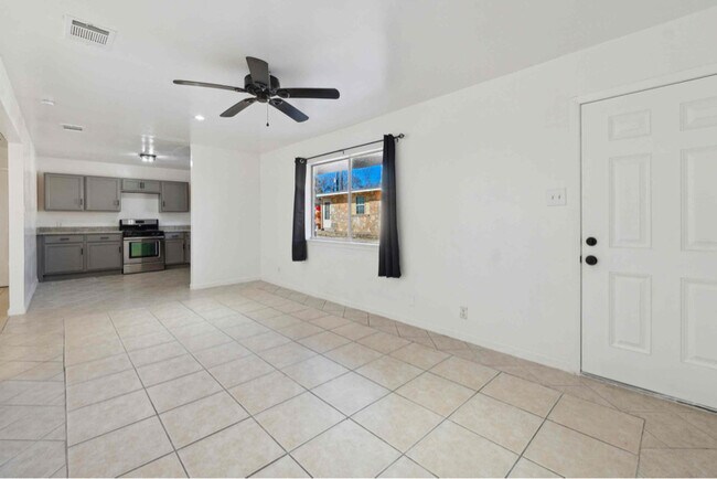 Building Photo - 812 Zachry Dr