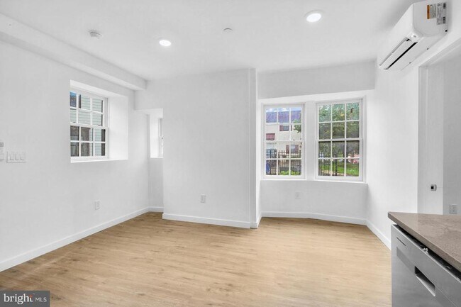 Foto del edificio - 7037 Ridge Ave