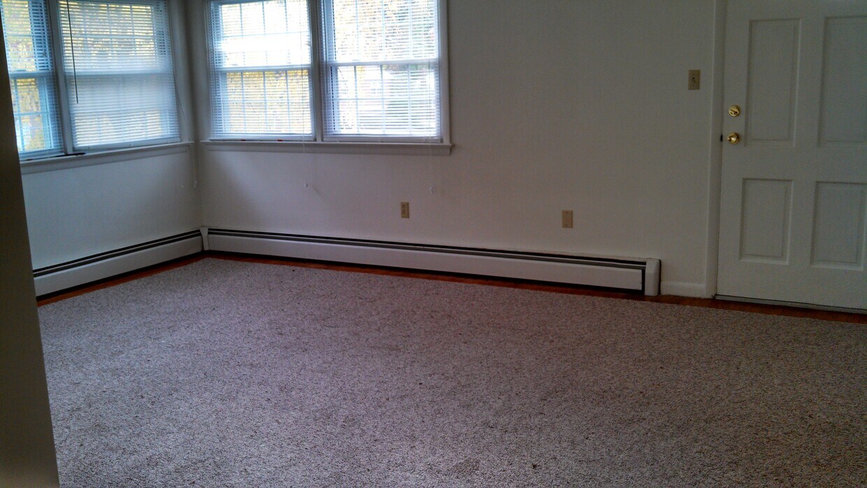 Living Rm - 2051 Highland Ave