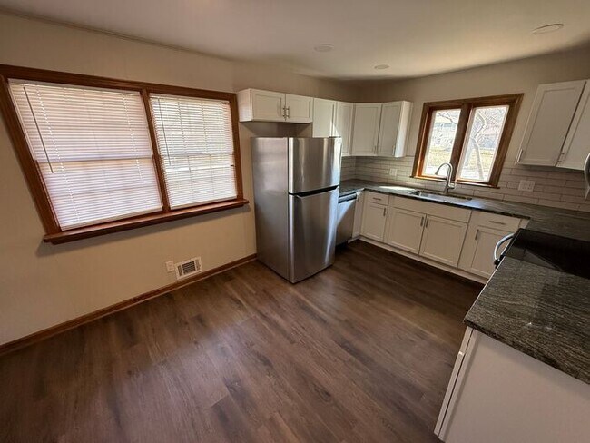 Foto del edificio - 3BR/2BA w/ Finished Basement + Fenced Yard in Raytown