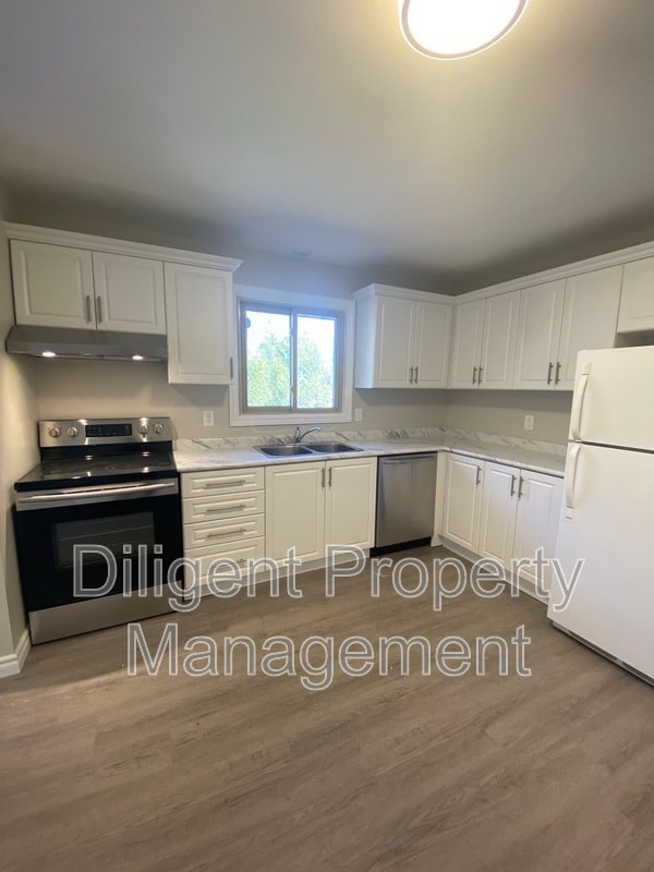 Photo du bâtiment - 1528 Redwood Dr