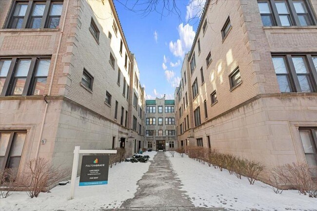 Building Photo - 1 bedroom in Chicago IL 60657