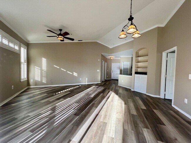 Foto del edificio - MOVE IN NOW! FANTASTIC-RECENTLY UPDATED 3R...