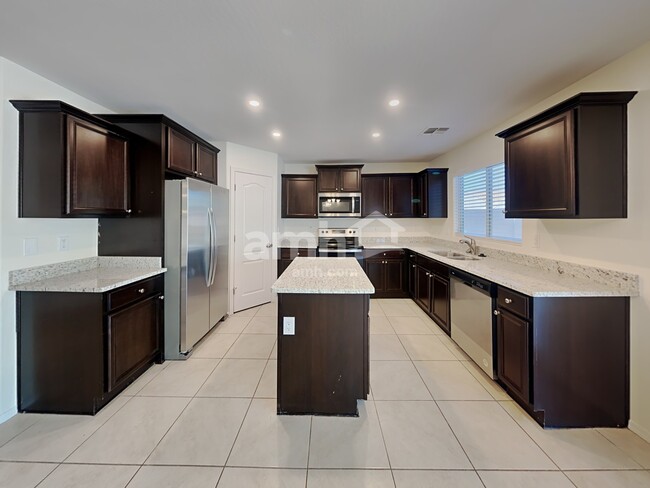 Foto del edificio - 3806 S 186th Dr