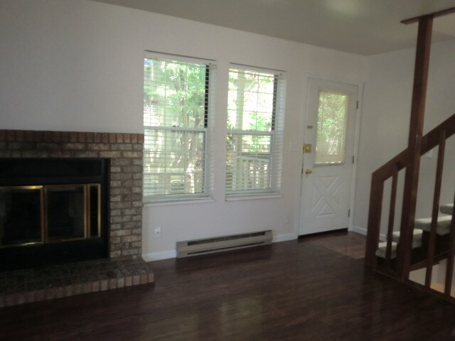 Foto del edificio - 3200 Azalea Dr