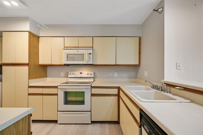 Building Photo - 7700 Seawall Blvd