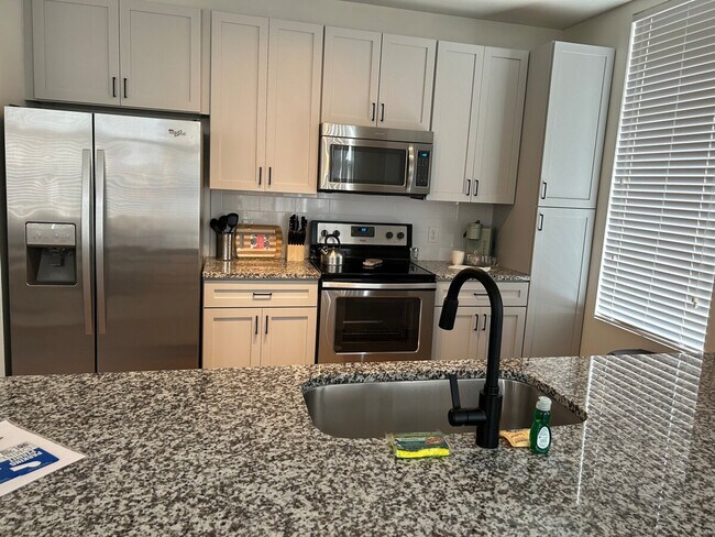 Foto del edificio - 401 W Trade St