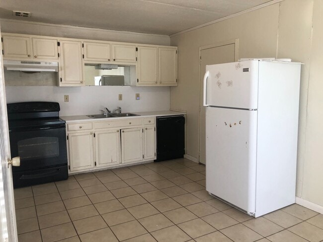 Building Photo - 3 Br / 1 Ba house Sherwood Forest at I-12