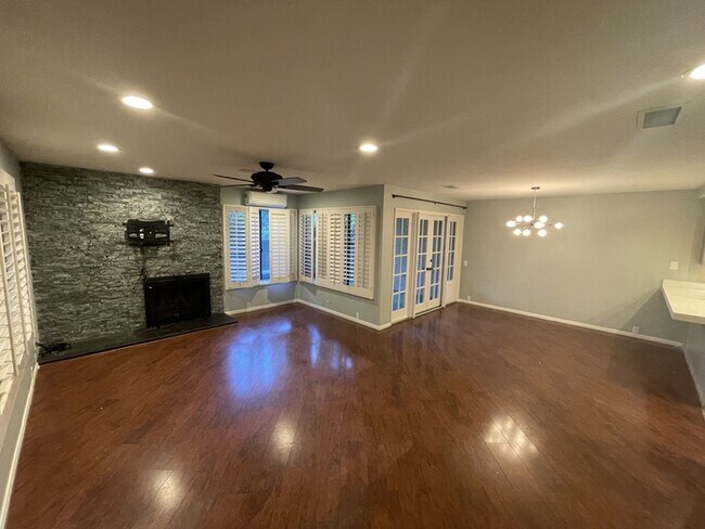 Foto del edificio - 6036 Cirrus St