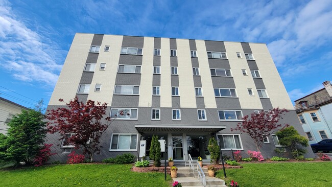 Building Photo - 39 Westervelt Pl