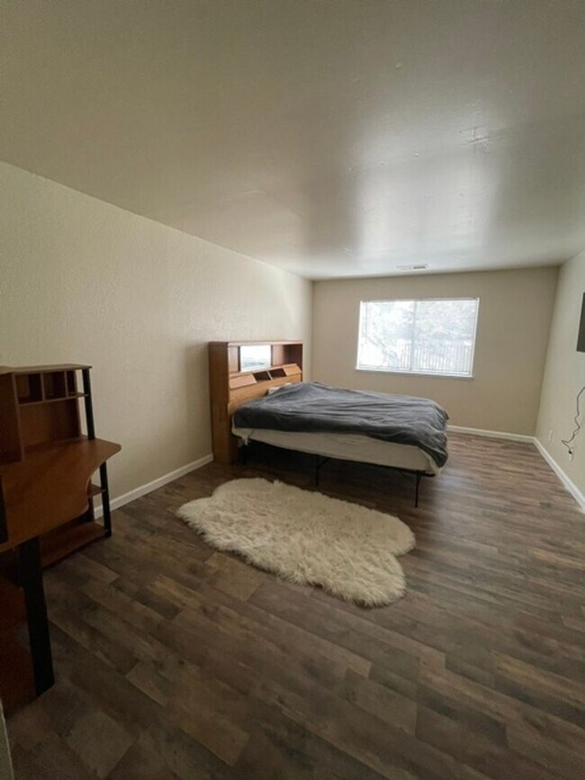 Building Photo - Beautifully updated and move-in ready condo!!