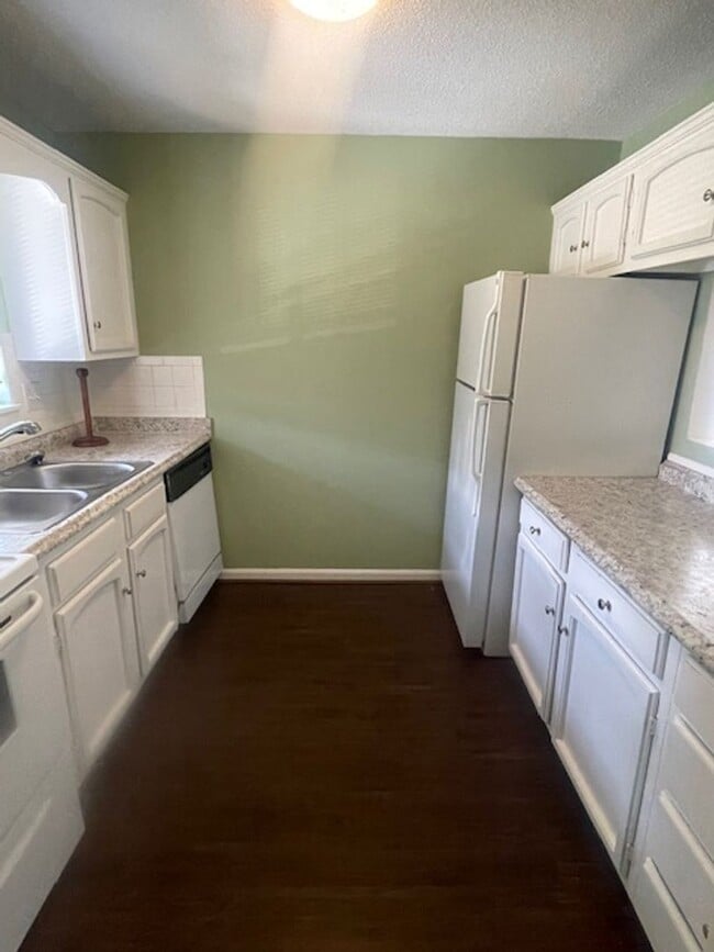 Building Photo - Upper unit condo in Winston-Salem
