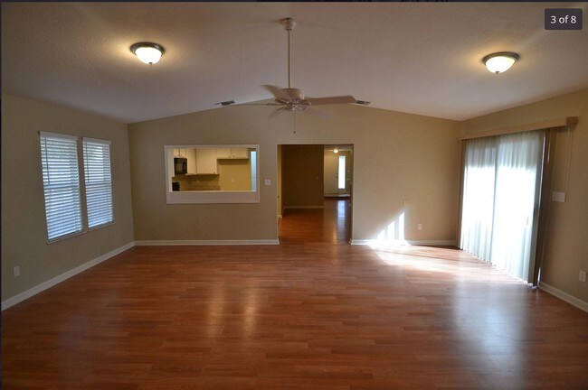 Building Photo - 2919 Camrose Ave