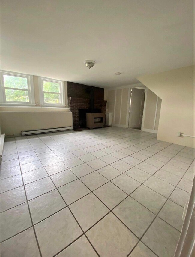 Living room - 14 Schoolhouse Ln