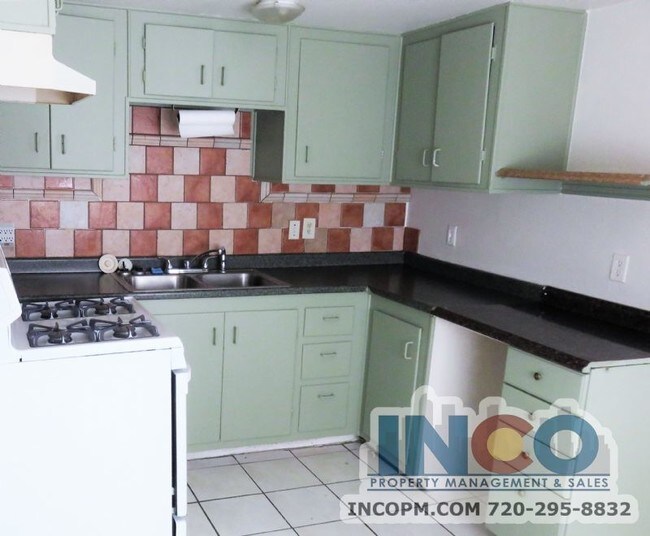 Building Photo - Private Corner 2 bed 1 bath triplex! Great...