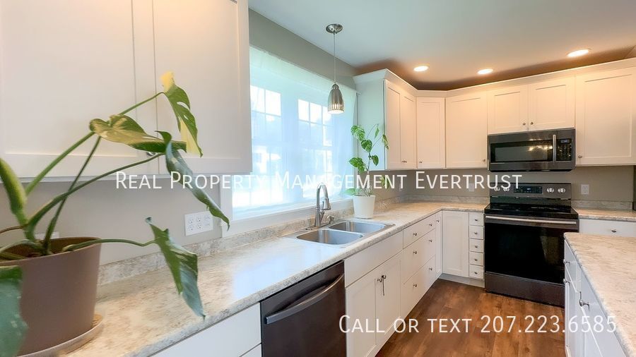 Primary Photo - Spacious & Modern 3-Bedroom 2.5-Bathroom C...