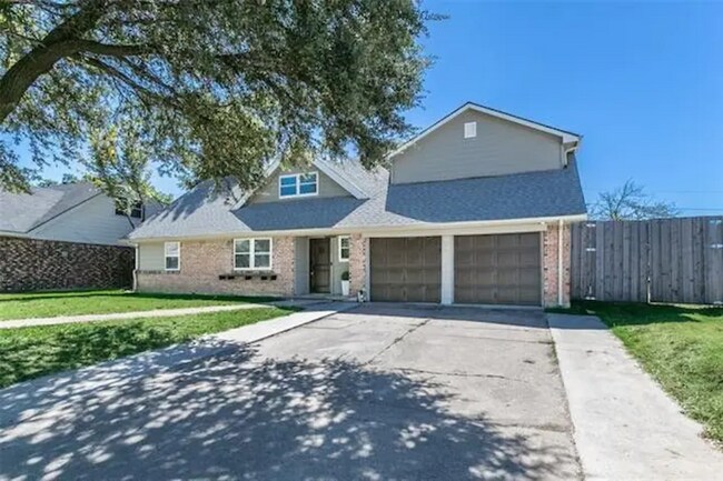 Building Photo - 900 Rosewood Ln