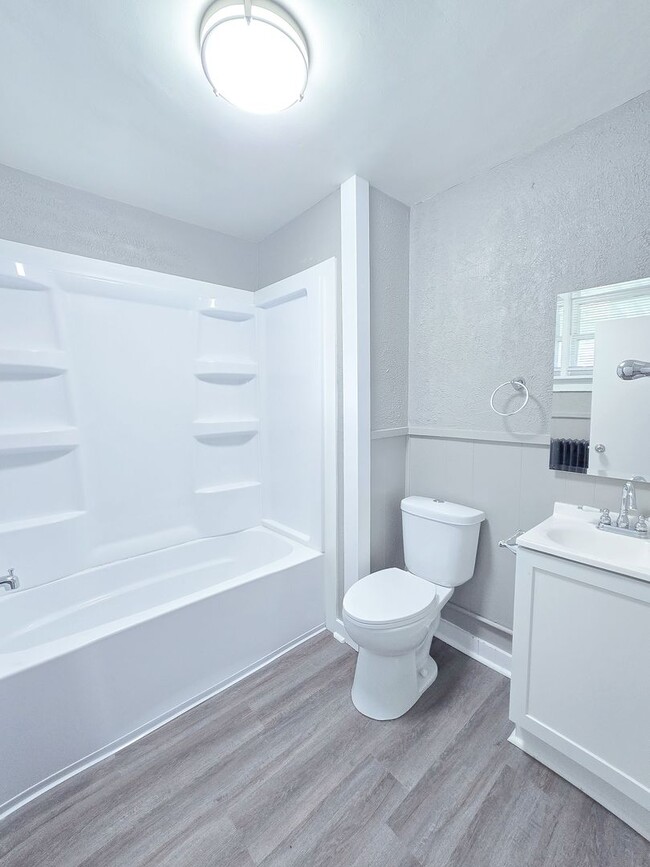 Building Photo - 627 N Main St